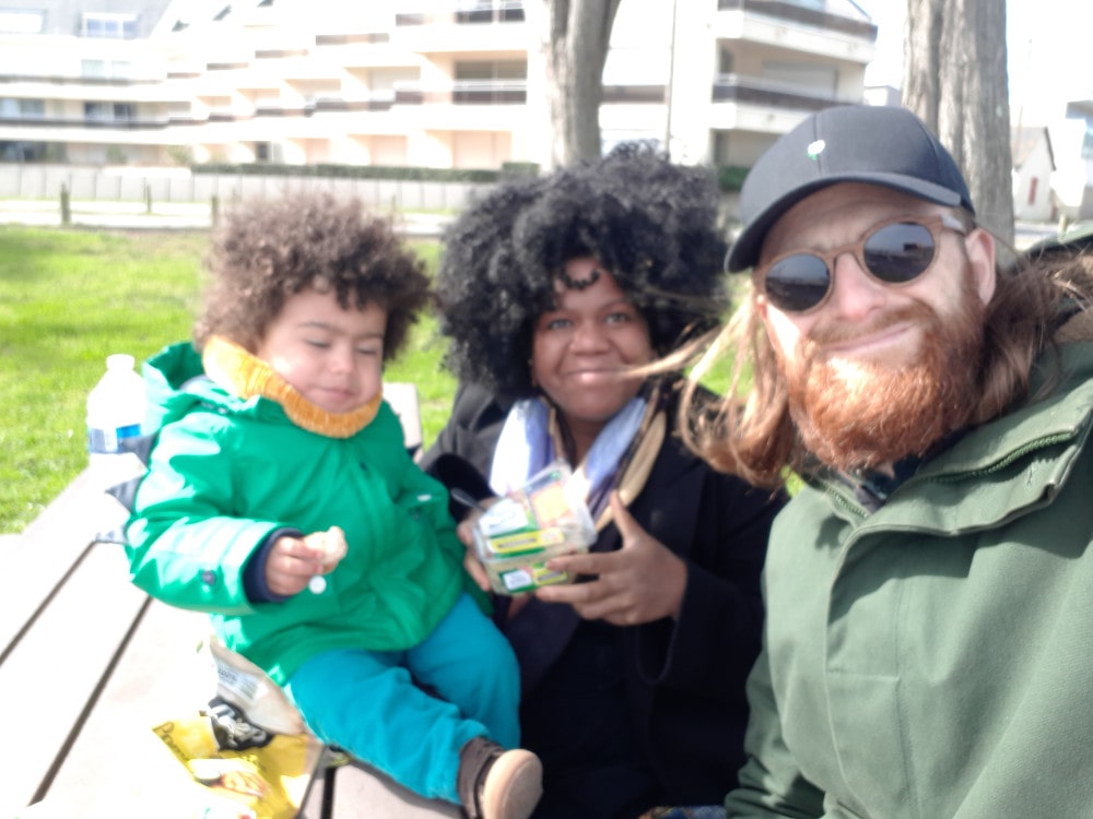 Selfie assis sur la table de pique-nique